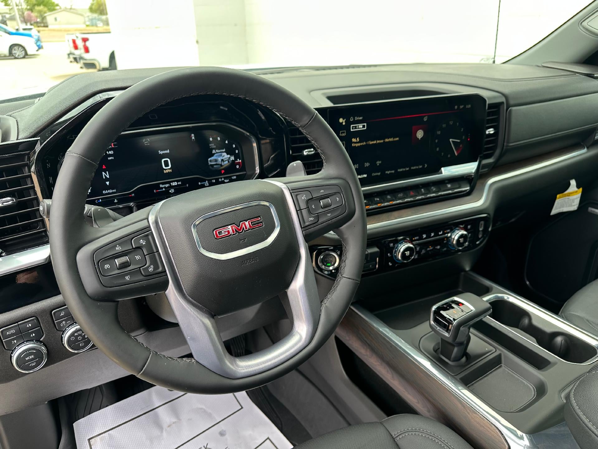 2025 GMC Sierra 1500 SLT