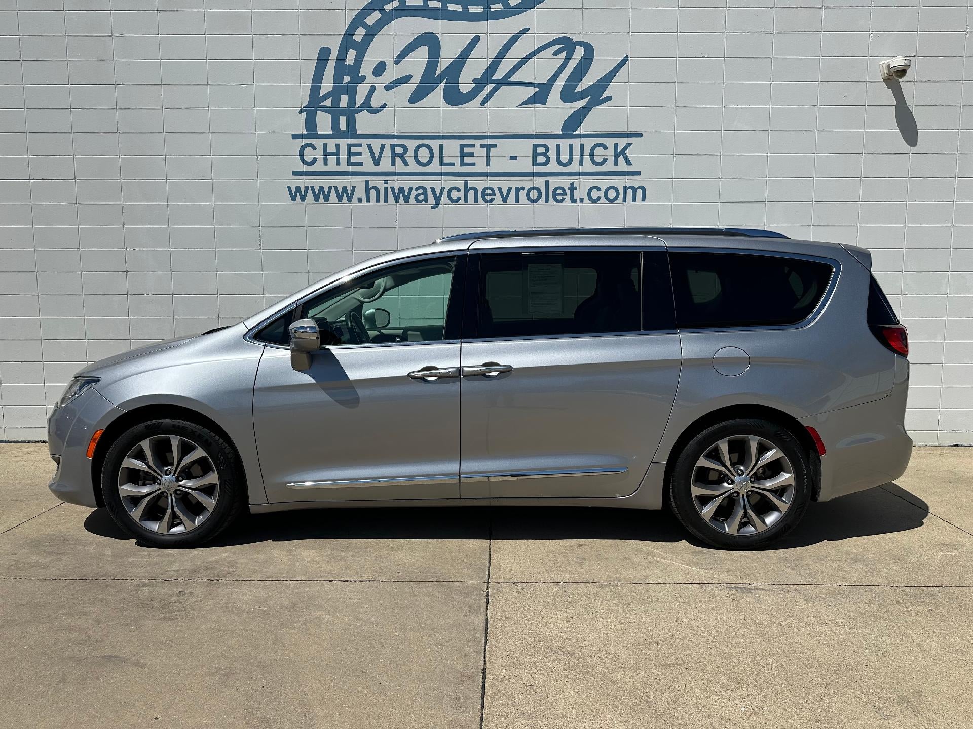 2020 Chrysler Pacifica Limited's photo